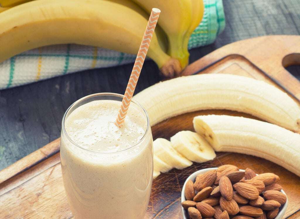 Opções saudáveis como banana, amendoim sendo utilizadas para pré-treino.