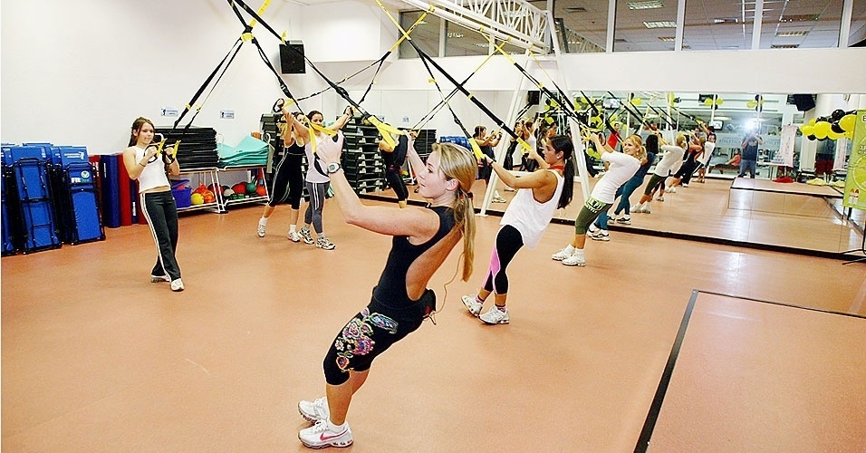 Mulheres fazendo treino funcional com cordas em uma academia