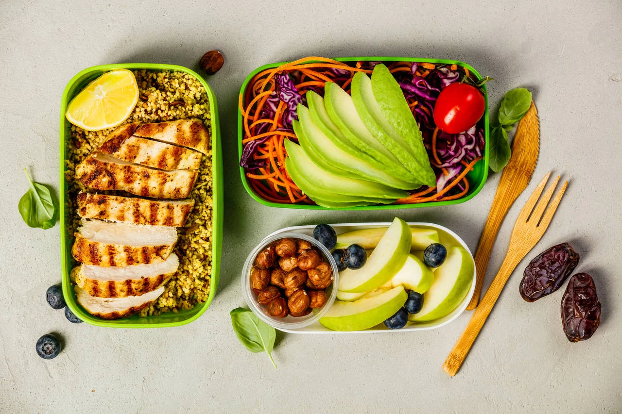 Porções de frutas e vegetais com carnes brancas servidas na mesa