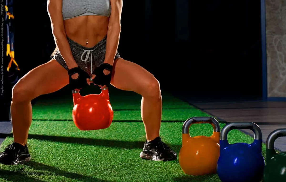 Mulher fazendo Agachamento Sumô no crossfit!