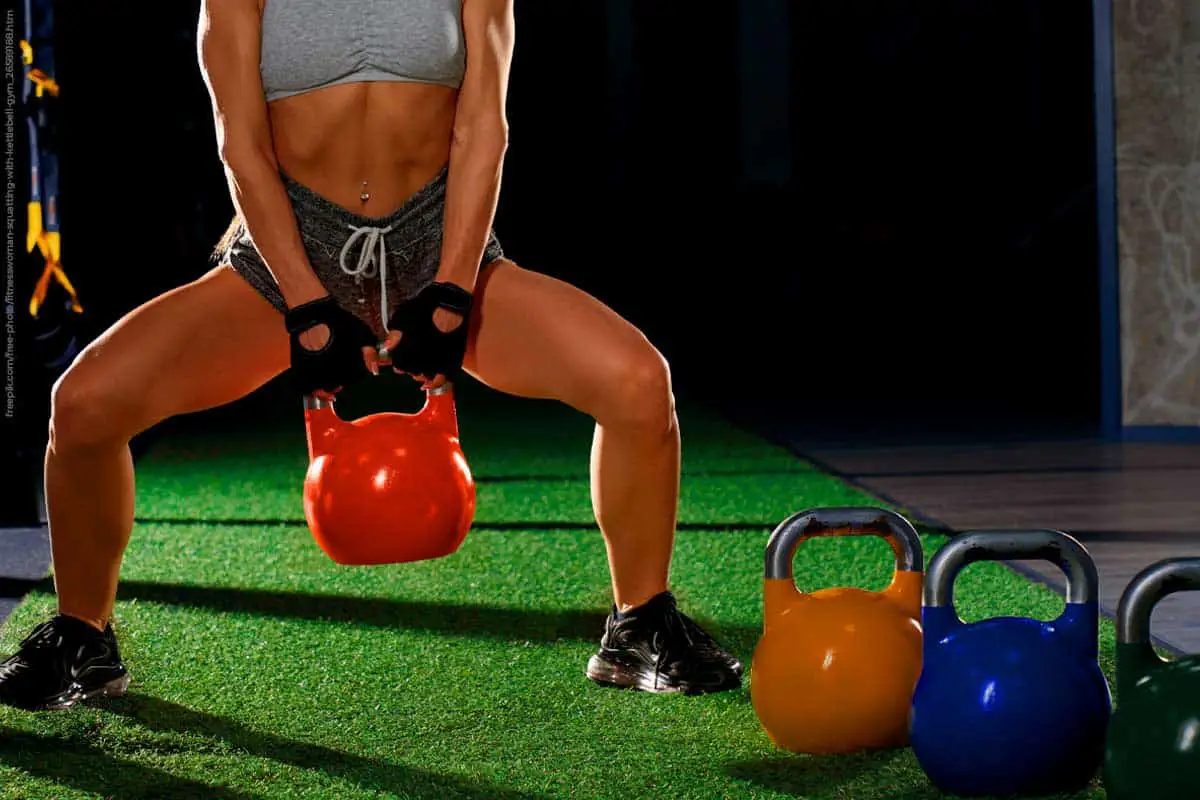 Mulher fazendo Agachamento Sumô no crossfit!