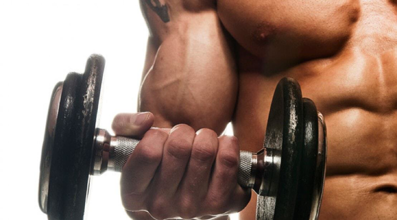 homem mostrando como treinar o bíceps da forma correta para crescer todos os meses