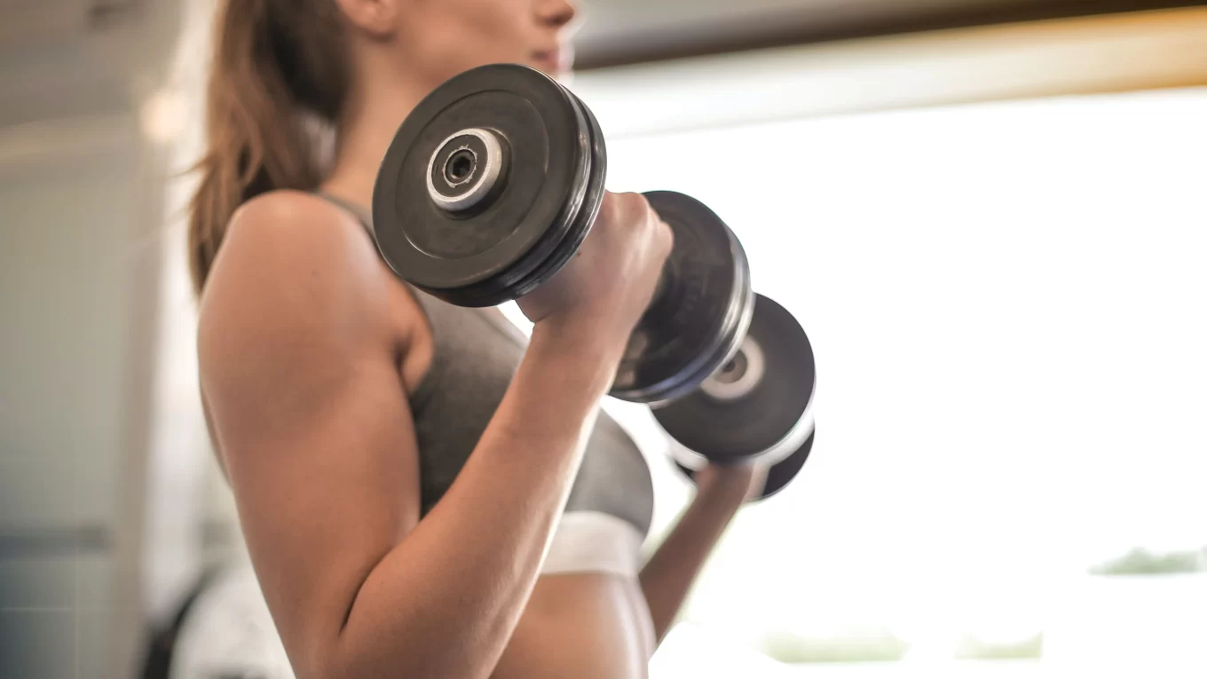 Mulher mostrando os motivos pelos quais as pessoas treinam e não sentem dor no final do treinamento.