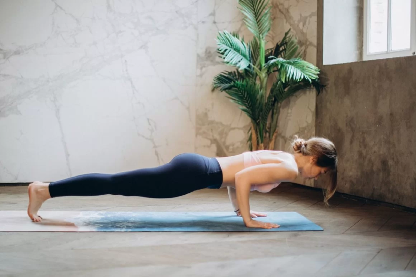 Mulher mostrando na academia qual treino de musculação queima mais calorias.