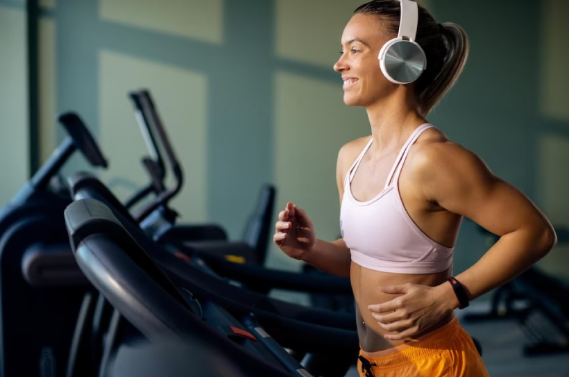 Mulher mostrando na academia qual treino emagrece mais rápido.